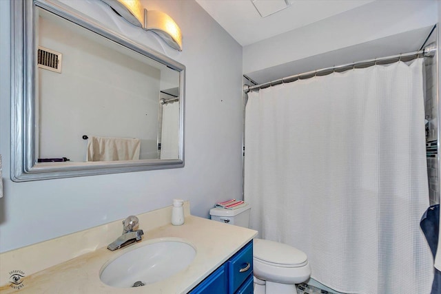 full bath with visible vents, toilet, a shower with curtain, and vanity