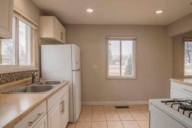 1344 Superior Ave, Calumet City, IL 60409 - kitchen featuring tasteful backsplash, visible vents, a healthy amount of sunlight, baseboards, and a sink