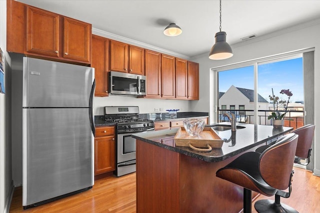 kitchen featuring a sink, visible vents, appliances with stainless steel finishes, and crown molding