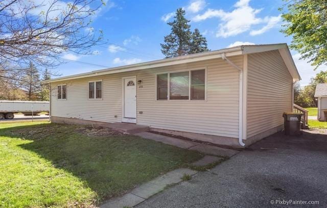 view of front of house with a front lawn
