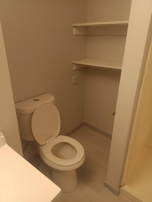 bathroom featuring toilet and baseboards