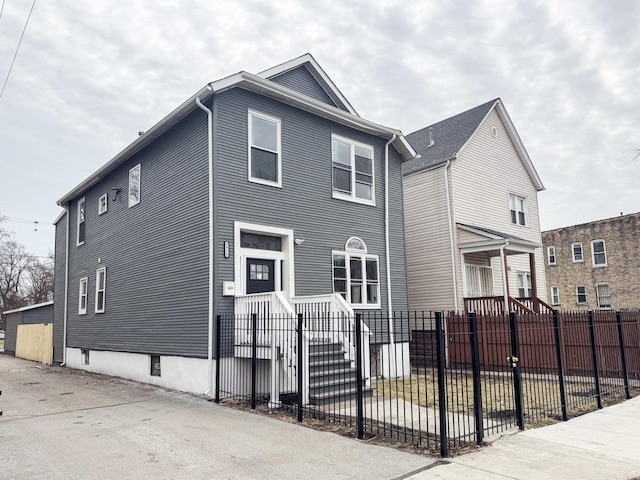 view of front facade featuring a fenced front yard