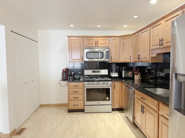 kitchen featuring stainless steel appliances, baseboards, recessed lighting, and backsplash