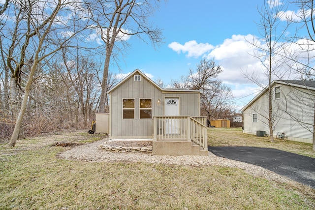 view of front of property with a front yard