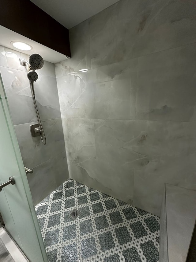 full bathroom featuring a tile shower