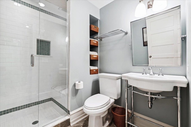 full bathroom featuring a stall shower, toilet, and baseboards