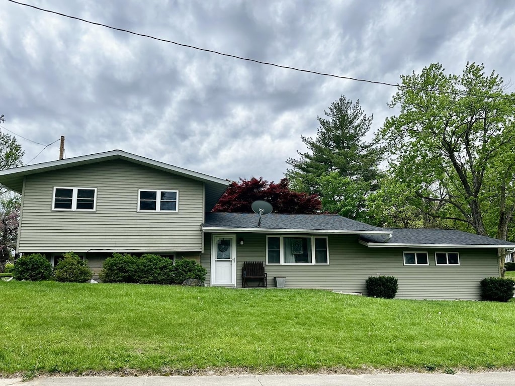 72 Edgelea Dr, Clinton, IL 61727 - split level home featuring roof with shingles and a front lawn