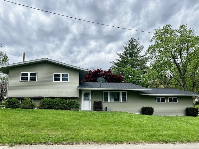 72 Edgelea Dr, Clinton, IL 61727 - split level home featuring roof with shingles and a front lawn