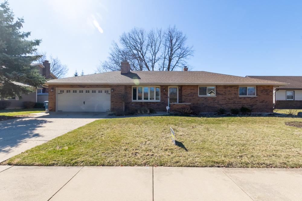 725 Donna Ave, Aurora, IL 60505 - ranch-style home featuring an attached garage, brick siding, and concrete driveway