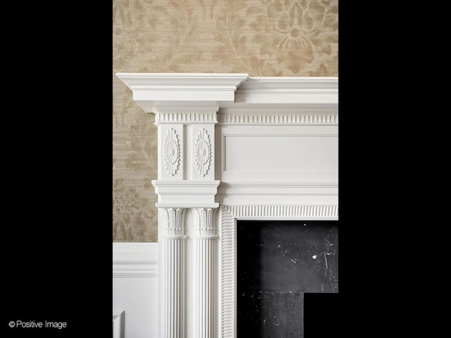 330 S County Line Rd, Hinsdale, IL 60521 - detailed view of wallpapered walls