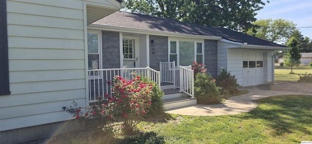 508 N Fayette, Carthage, IL 62321 - view of front facade with a garage