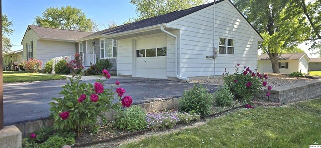 508 N Fayette, Carthage, IL 62321 - ranch-style home with driveway and an attached garage