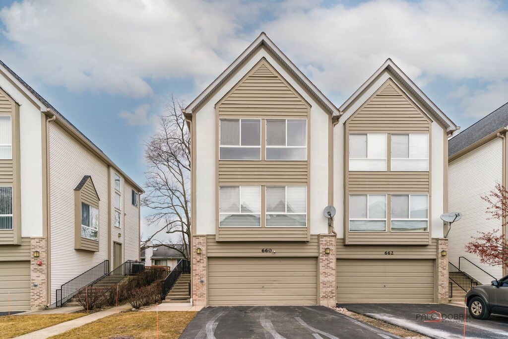 view of front facade featuring aphalt driveway and a garage