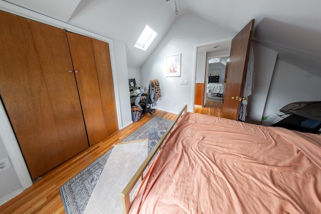 1304 N Campbell Ave, Chicago, IL 60622 - bedroom with light wood-style floors, baseboards, and vaulted ceiling with skylight