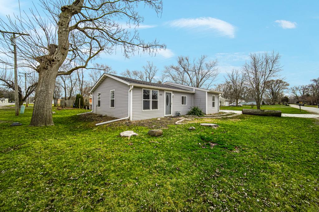 101 S Van Horn St, Braceville, IL 60407 - view of side of home featuring a lawn
