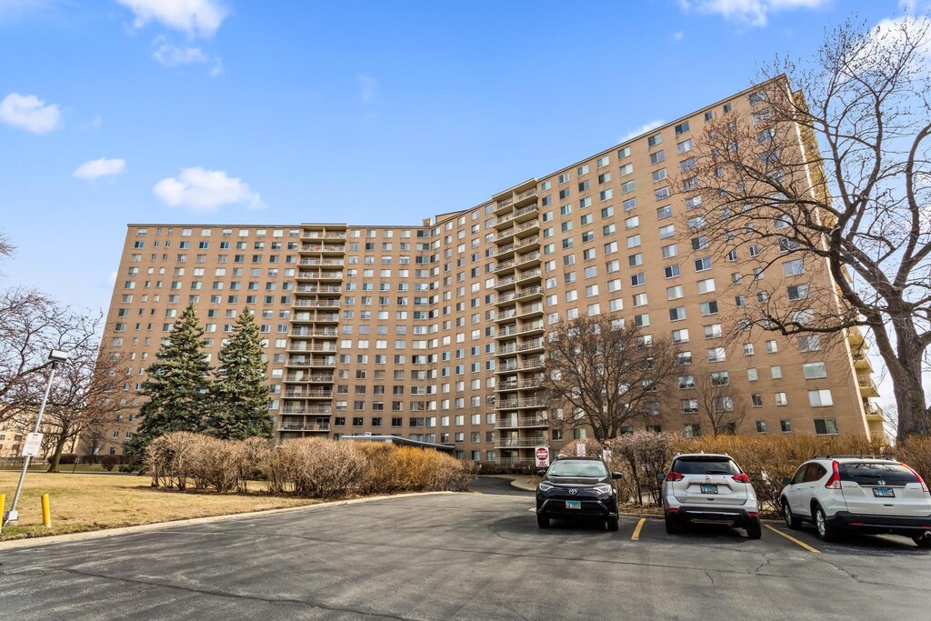 7061 N Kedzie Ave Unit 312, Chicago, IL 60645 - view of building exterior with uncovered parking