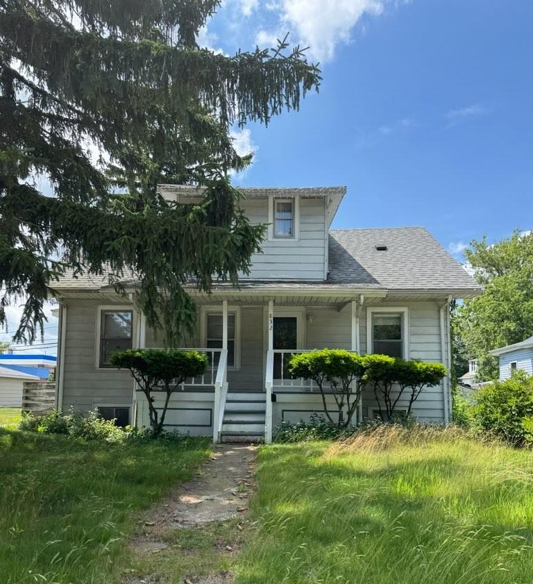 832 Fulton Ave, Winthrop Harbor, IL 60096 - bungalow-style house with a porch and roof with shingles