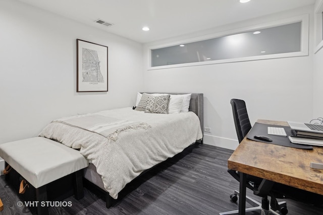 bedroom with baseboards, visible vents, wood finished floors, and recessed lighting
