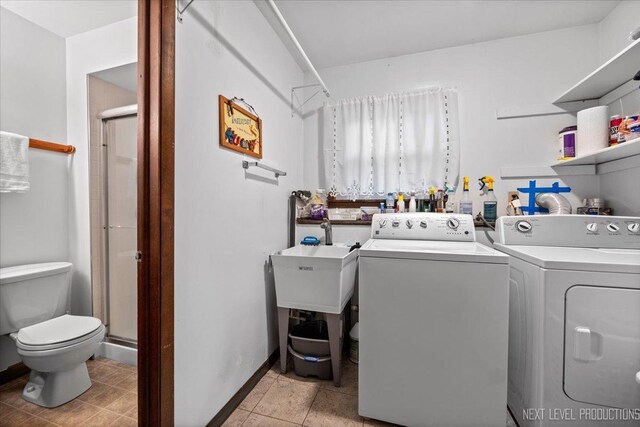 602 S Vista Dr, Algonquin, IL 60102 - laundry area with washing machine and dryer and baseboards