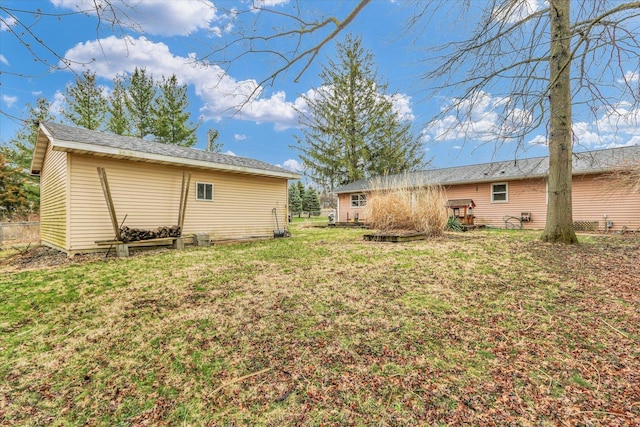 view of yard featuring an outdoor structure