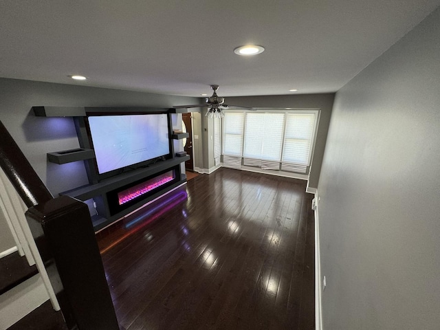 living area with dark wood-type flooring, ceiling fan, recessed lighting, and baseboards