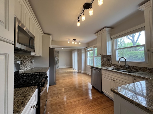 1108 N Devonshire Rd, Buffalo Grove, IL 60089 - kitchen with appliances with stainless steel finishes, a sink, baseboards, decorative backsplash, and light wood-style floors