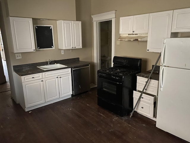 kitchen with a sink, under cabinet range hood, stainless steel dishwasher, freestanding refrigerator, and black range with gas stovetop