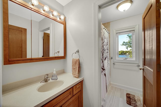 934 Robertson Rd, South Elgin, IL 60177 - full bath with vanity and curtained shower