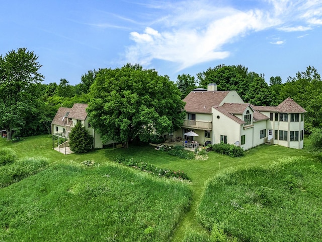 view of yard featuring a balcony