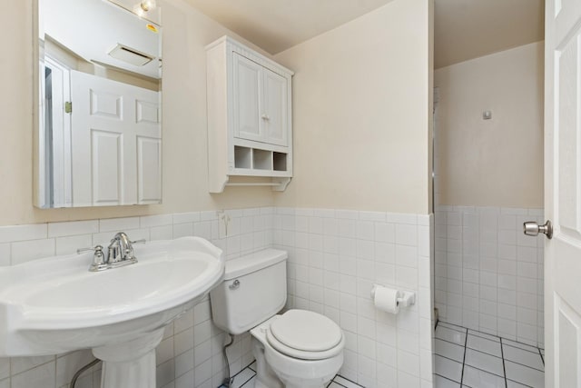 1957 W Schiller St, Chicago, IL 60622 - bathroom featuring tile walls and a wainscoted wall