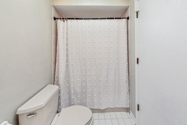 868 Bonnie Brae Ln, Bolingbrook, IL 60440 - bathroom featuring toilet, tile patterned flooring, and a shower with curtain