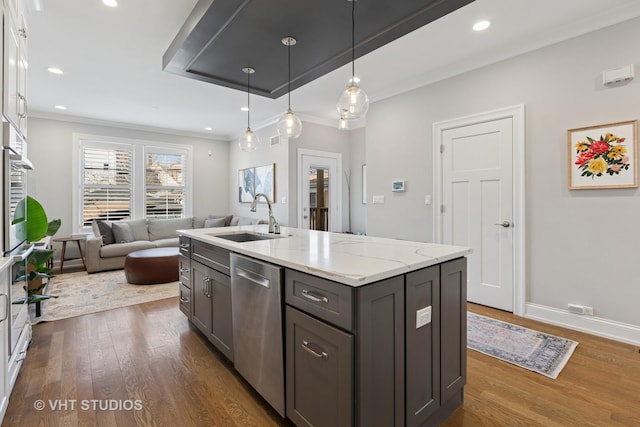 kitchen featuring stainless steel appliances, dark wood-type flooring, a sink, and crown molding