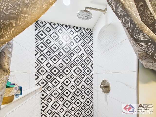 439 Hoxie Ave, Calumet City, IL 60409 - bathroom featuring a tile shower