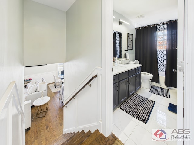 439 Hoxie Ave, Calumet City, IL 60409 - full bath with vanity, toilet, shower / bathtub combination with curtain, and visible vents