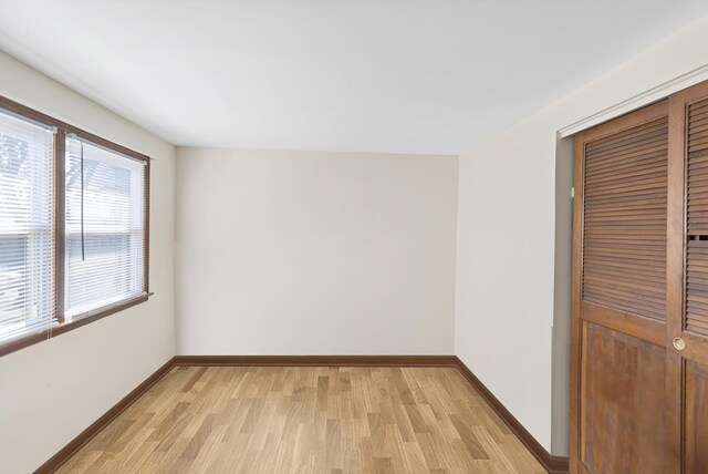 915 N Saratoga Dr, Palatine, IL 60074 - unfurnished bedroom with light wood finished floors, baseboards, and a closet