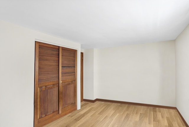 915 N Saratoga Dr, Palatine, IL 60074 - unfurnished bedroom with light wood-type flooring, baseboards, and a closet