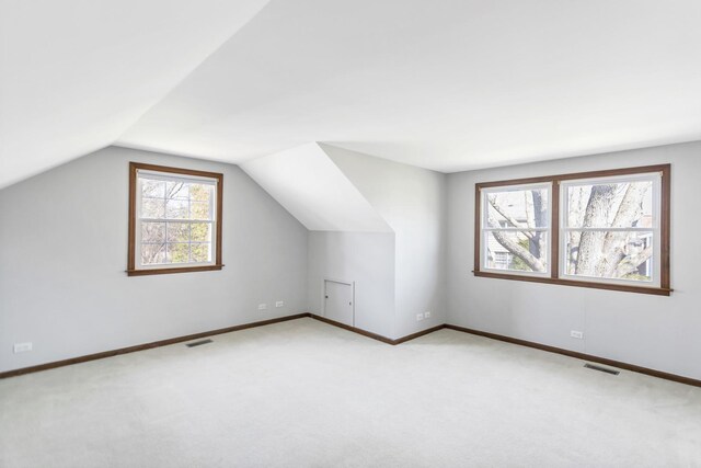 915 N Saratoga Dr, Palatine, IL 60074 - bonus room with light carpet, vaulted ceiling, visible vents, and baseboards