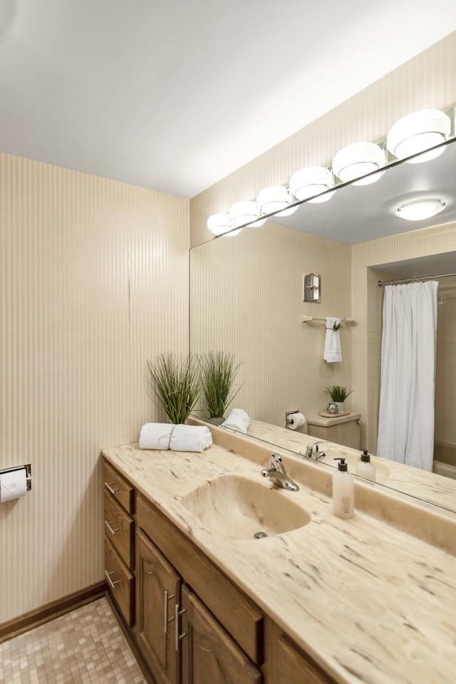 915 N Saratoga Dr, Palatine, IL 60074 - bathroom featuring wallpapered walls, toilet, and vanity