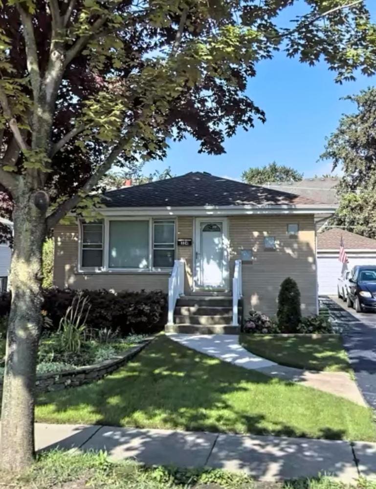 324 Parkside Ave, Itasca, IL 60143 - view of front of house with a front lawn