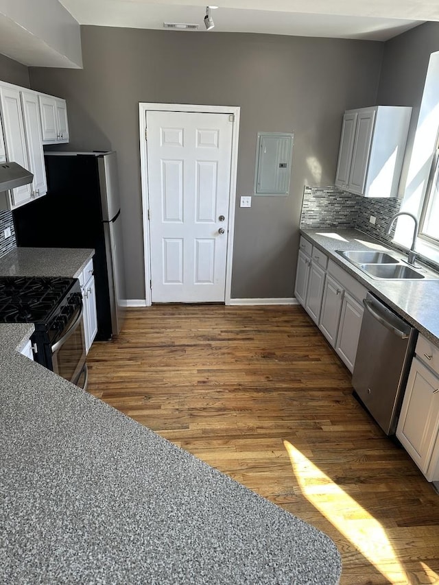 kitchen featuring a sink, baseboards, visible vents, wood finished floors, and appliances with stainless steel finishes