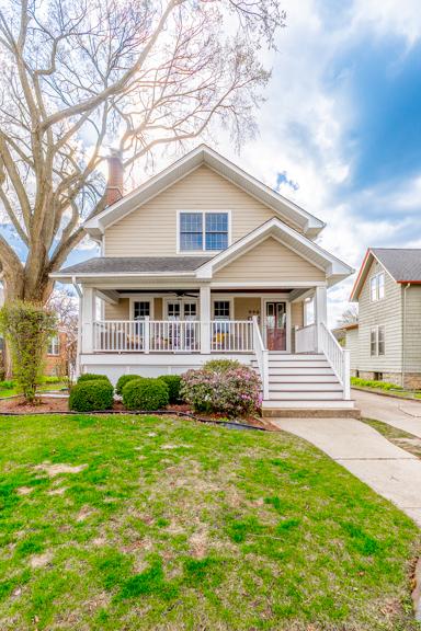 view of front of property featuring a porch and a front lawn