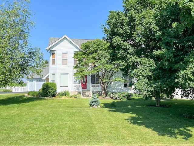 view of front of house featuring fence, a shingled roof, and a front yard
