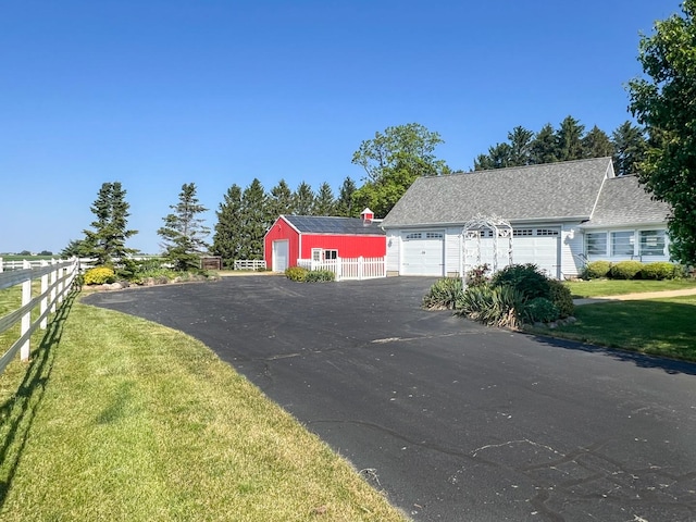 view of front of home featuring fence, driveway, and a front yard