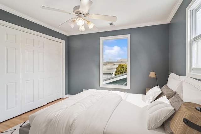 1019 Rockland Rd, Lake Bluff, IL 60044 - bedroom with wood finished floors, a closet, crown molding, and ceiling fan
