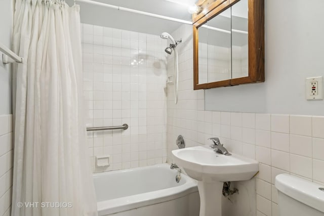 1019 Rockland Rd, Lake Bluff, IL 60044 - full bathroom featuring tile walls, shower / bath combo, and tasteful backsplash