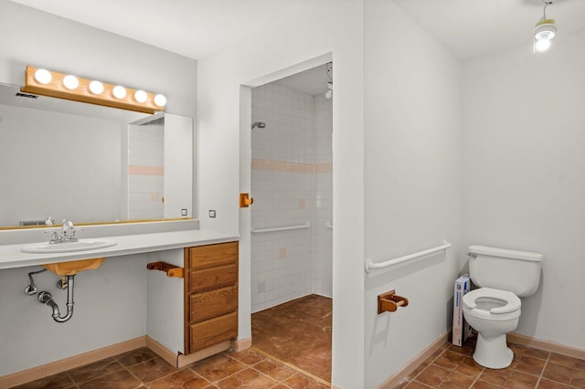 769 Bonita Ave, Elk Grove Village, IL 60007 - full bathroom with toilet, tiled shower, a sink, baseboards, and tile patterned floors