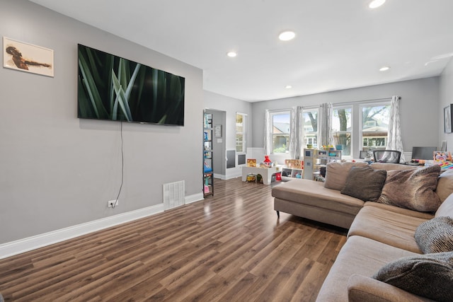 living area featuring wood finished floors, recessed lighting, and baseboards