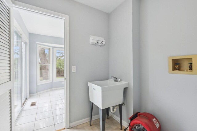 washroom with laundry area, visible vents, baseboards, and hookup for a washing machine