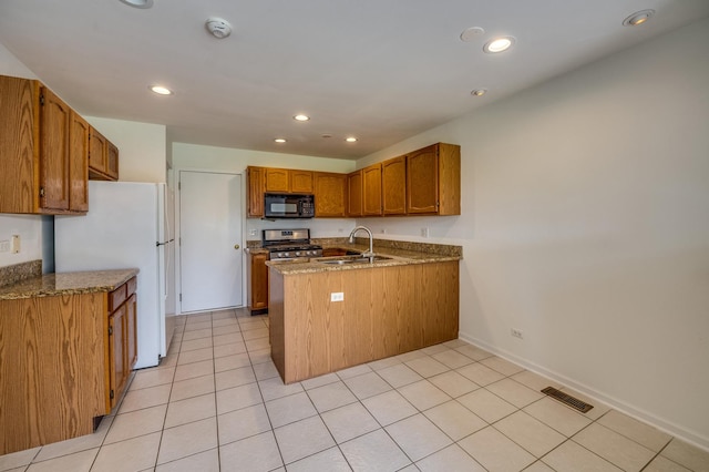 3924 Garnette Ct, Naperville, IL 60564 - kitchen featuring a sink, freestanding refrigerator, a peninsula, black microwave, and gas stove