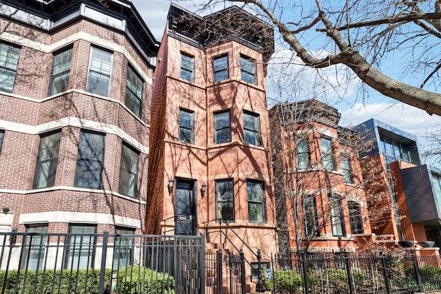 844 W Webster Ave, Chicago, IL 60614 - view of building exterior with a fenced front yard
